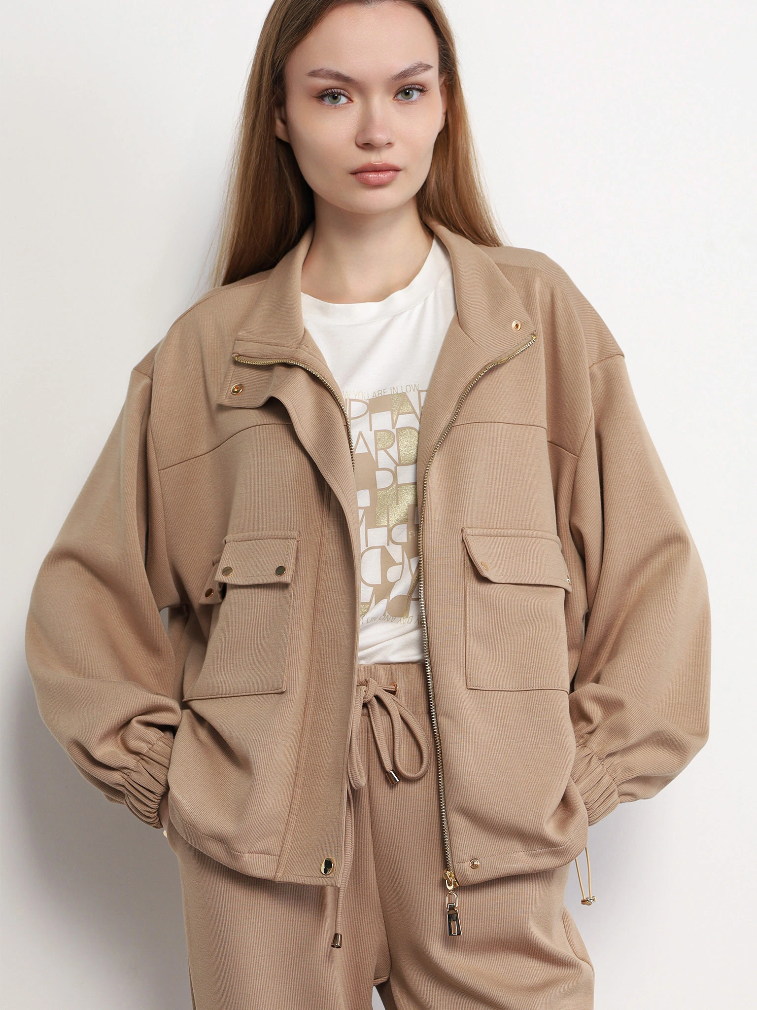 Жакет трикотажный бежевого цвета с кулиской по низу